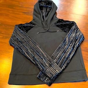 Cali by Carrie Underwood Size S